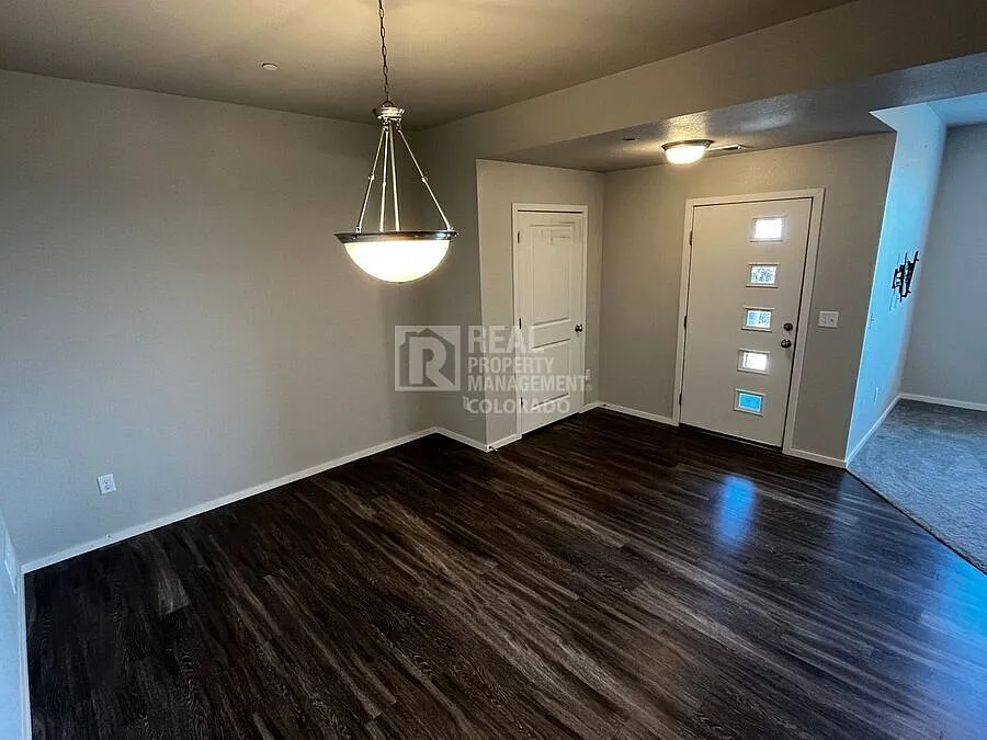 Charming 3 Bed | 2.5 Bath Townhome in Desirable Timbervine — Photo 4