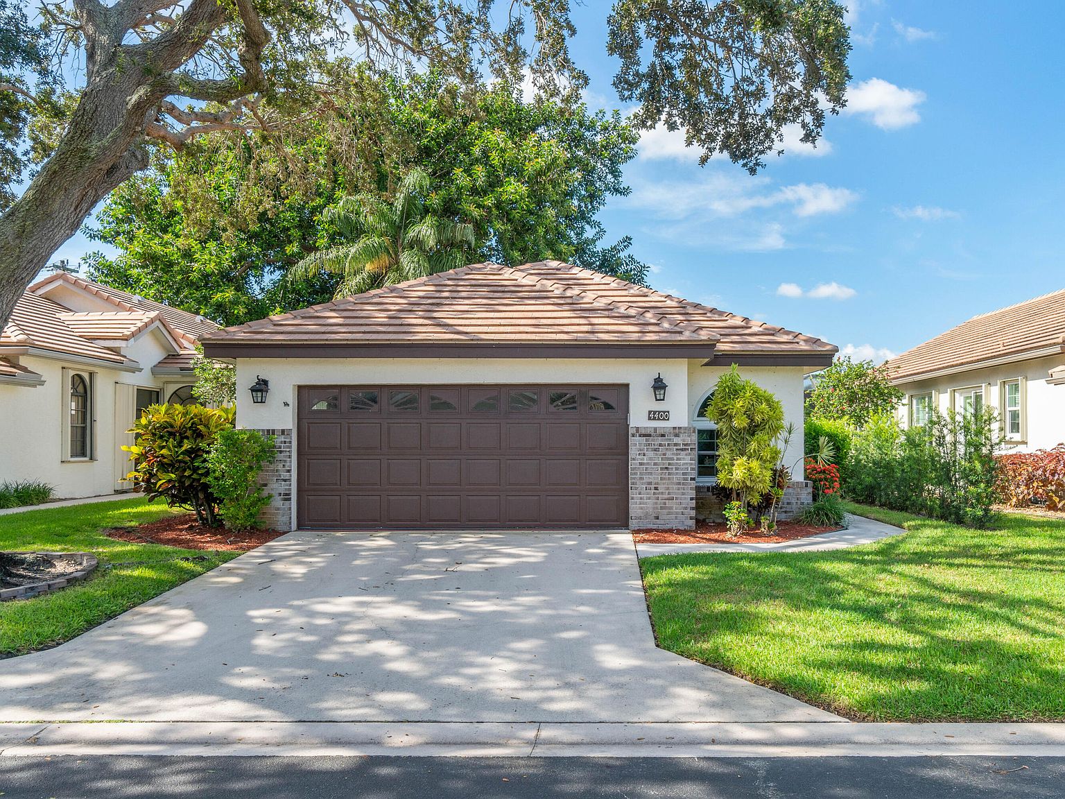 4400 Sherwood Forest Dr