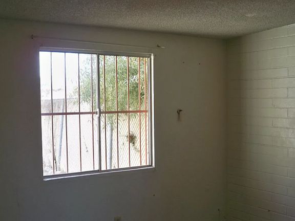 3rd image of 2550 E Parkside Dr