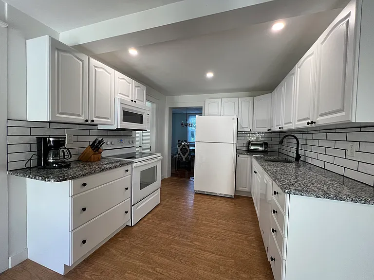 629 E Main Rd — Photo 6