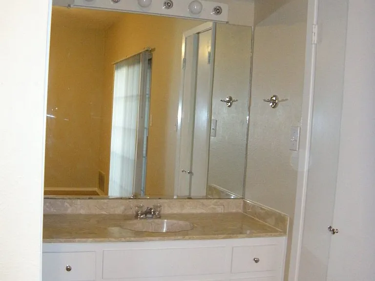 303 W 35th St #203 — Photo 8