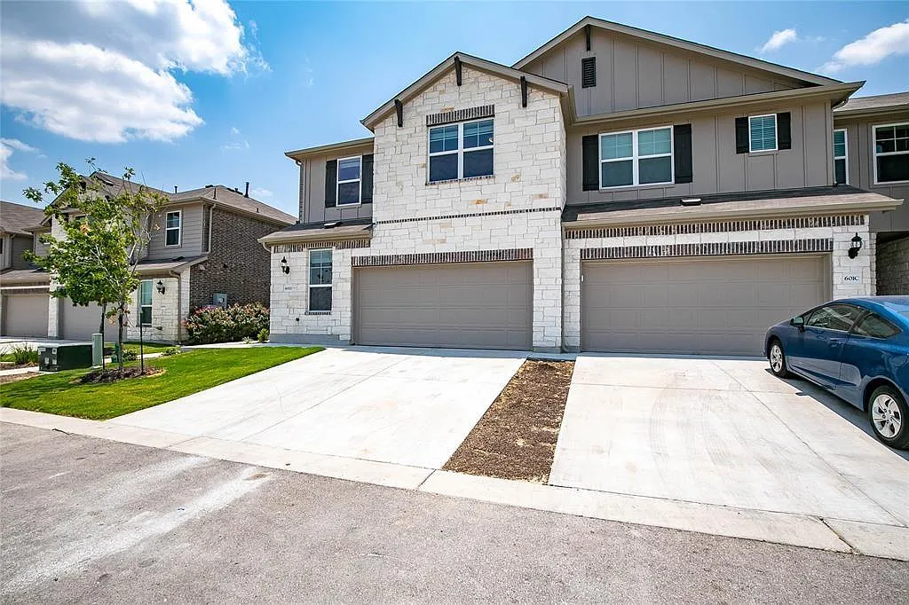 4 bed, 2.5 bath, 2124 sqft, $2,250 — Photo 2