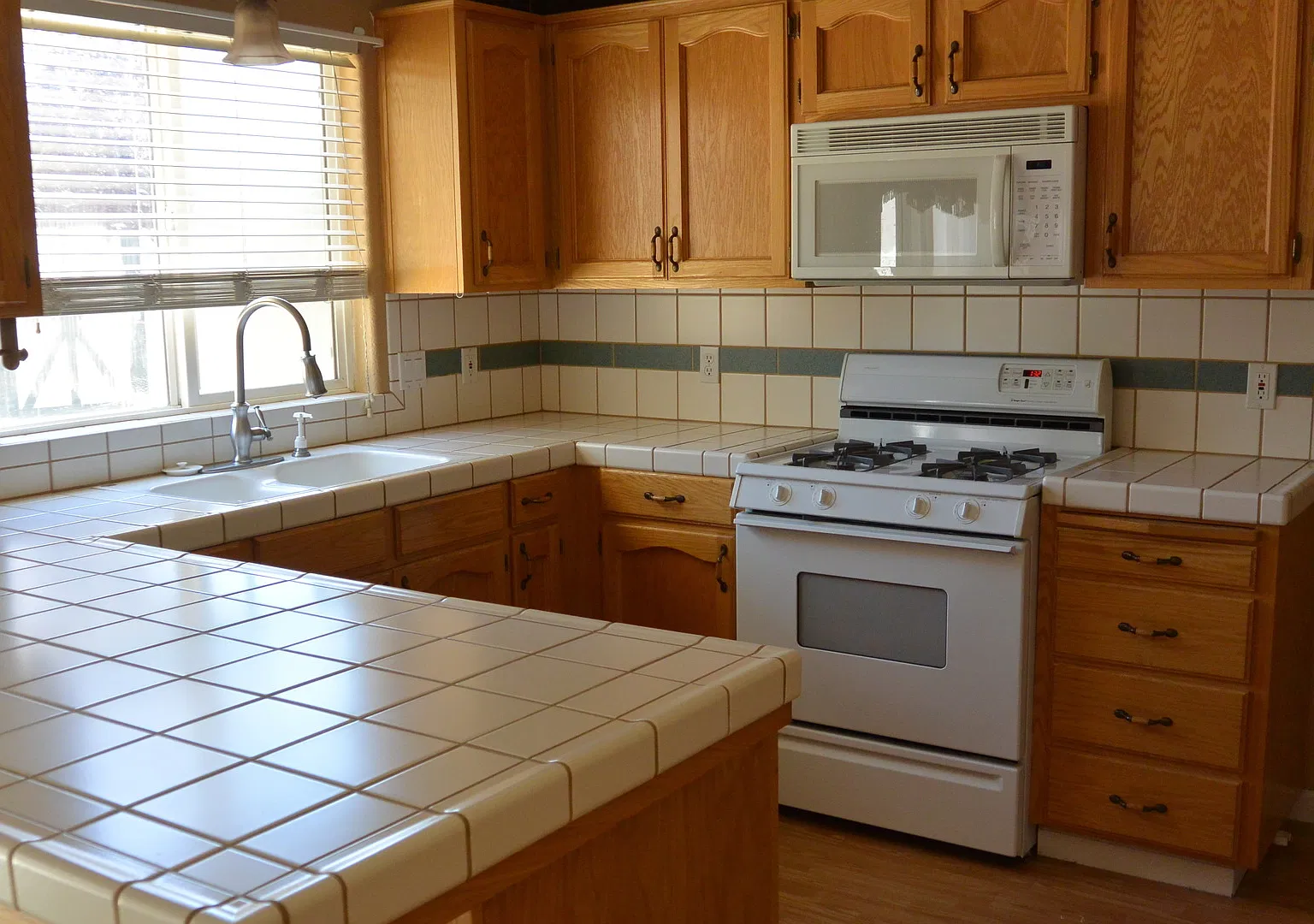 3 Bedroom, 2 bathroom Home in South West Visalia off of Caldwell and Dans — Photo 1