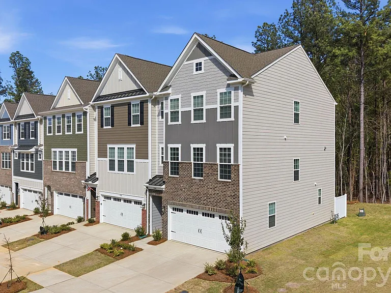 1104 Bandon Dr — Photo 1