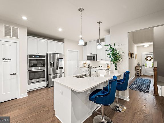 4th image of 718 Cascade Way
