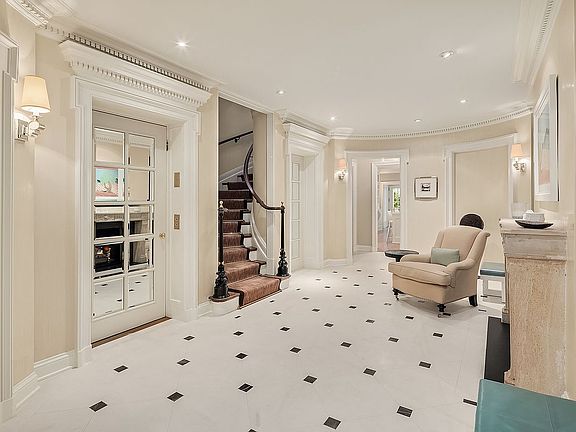 3rd image of 14 E 81st St