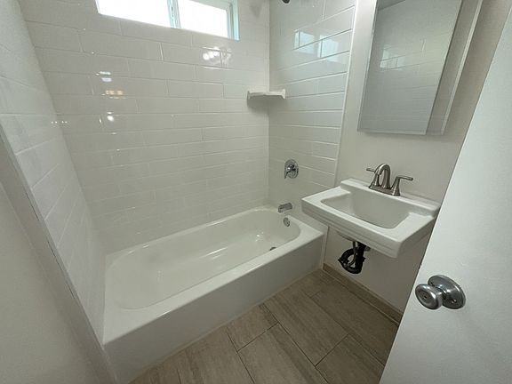5th image of 6121 Whitsett Ave APT 6