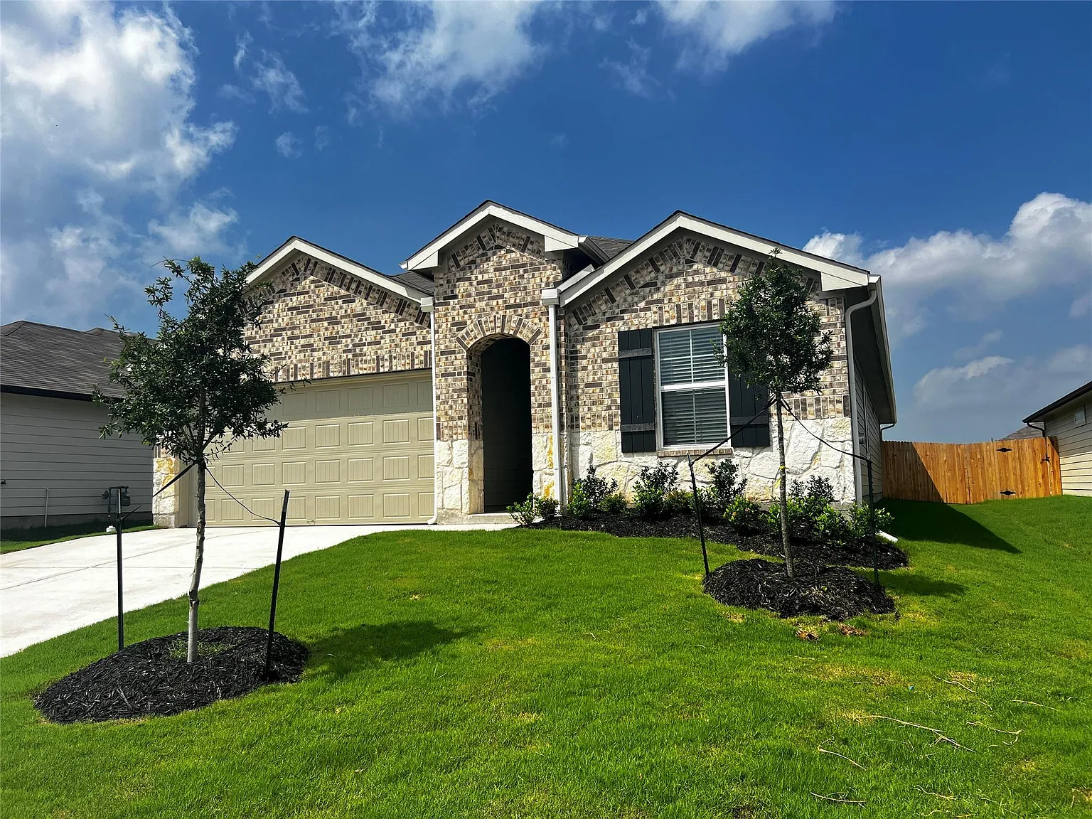 4 bed, 2.5 bath, 1831 sqft, $2,000 — Photo 1