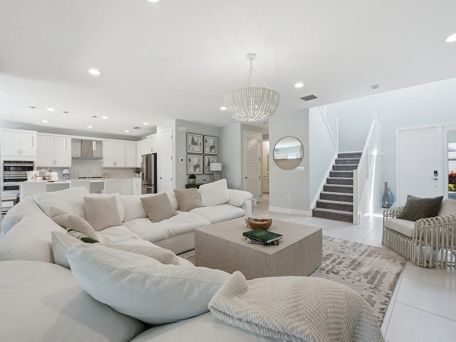 5 bed, 5.0 bath, 3297 sqft, $8,900 — Photo 4