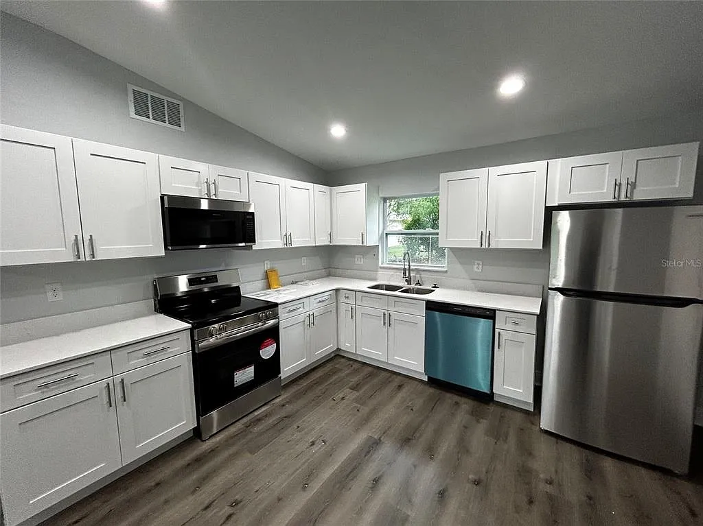 3 bed, 2.0 bath, 1011 sqft, $1,697 — Photo 2