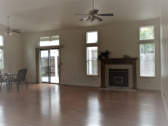 3rd image of 557 S Maag Ave