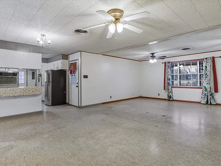 467 Ashley Ave — Photo 4