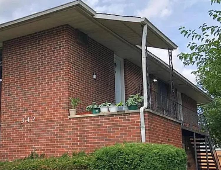 342 E Tompkins St — Photo 2