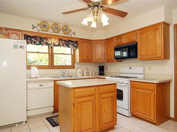 Kitchen w/island, eating area, and desk area