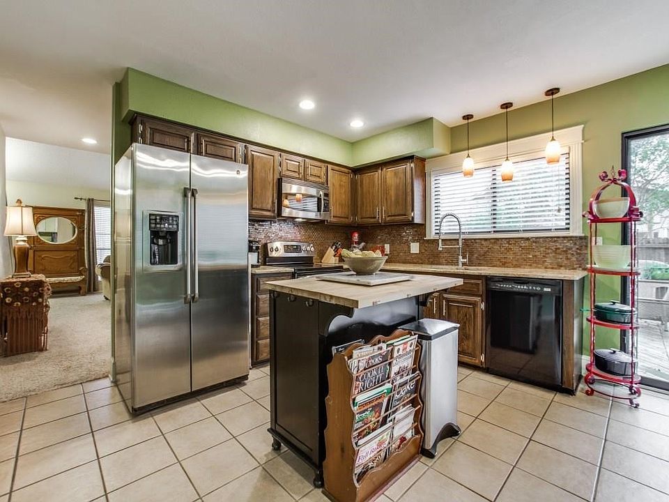 Updated lighting; appliances, restaurant style faucet; glass back splash, tiered lighting, refinished cabinets are solid oak. Tile is spotless with very clean grout lines.