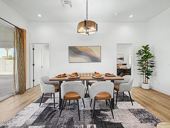 3rd image of 1826 E WHITTON Avenue