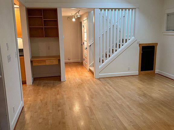 5th image of 315 Ericksen Ave NE