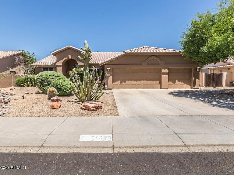 13352 W Alvarado Dr — Photo 1