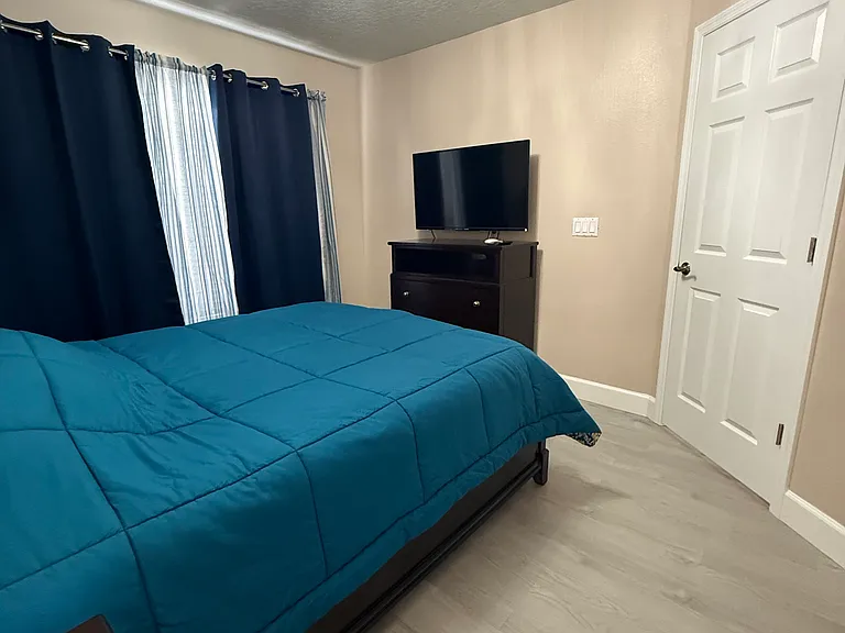 869 Assembly Ct — Photo 2