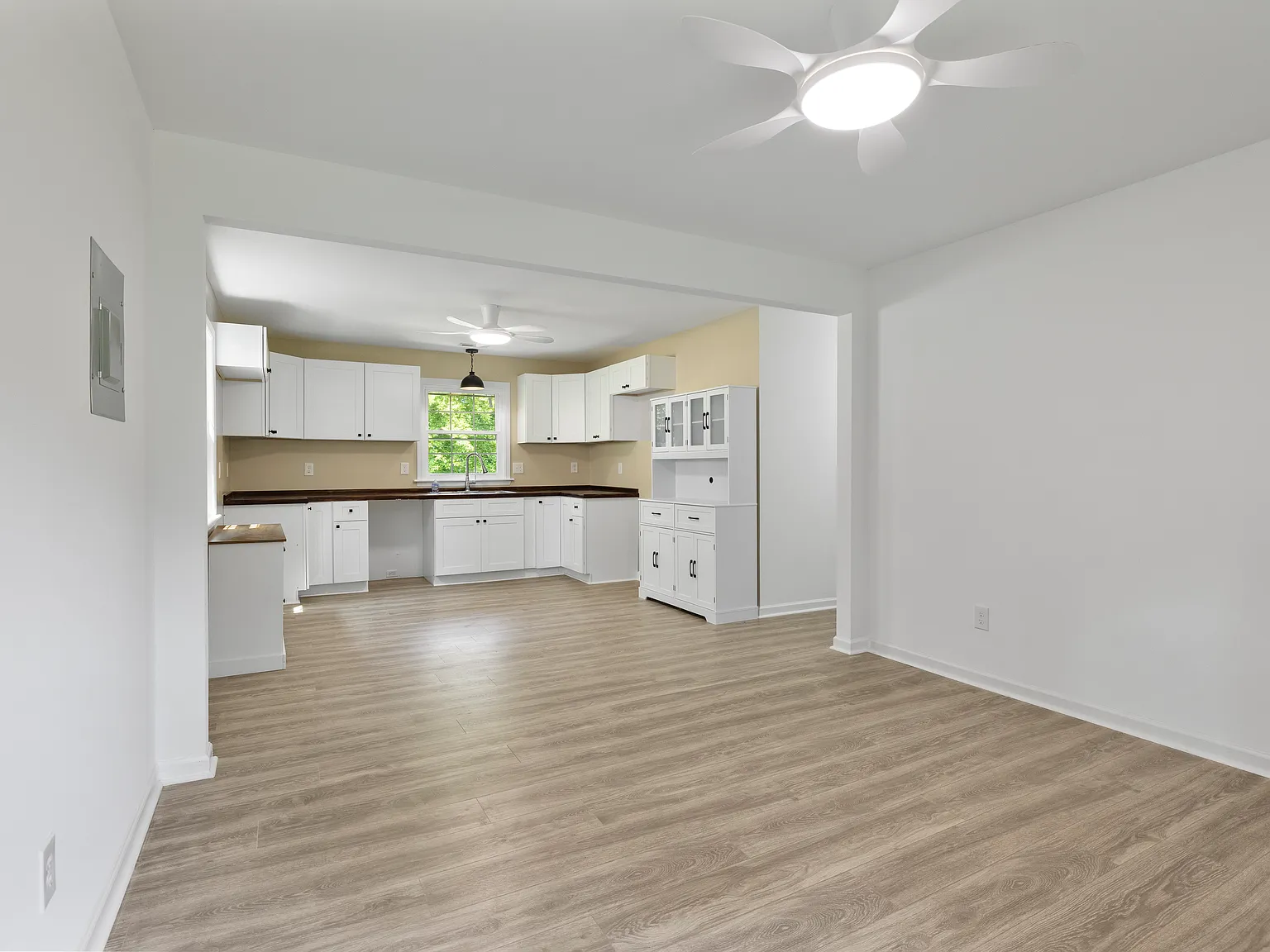 3 bed, 1836 sqft, $1,800 — Photo 3