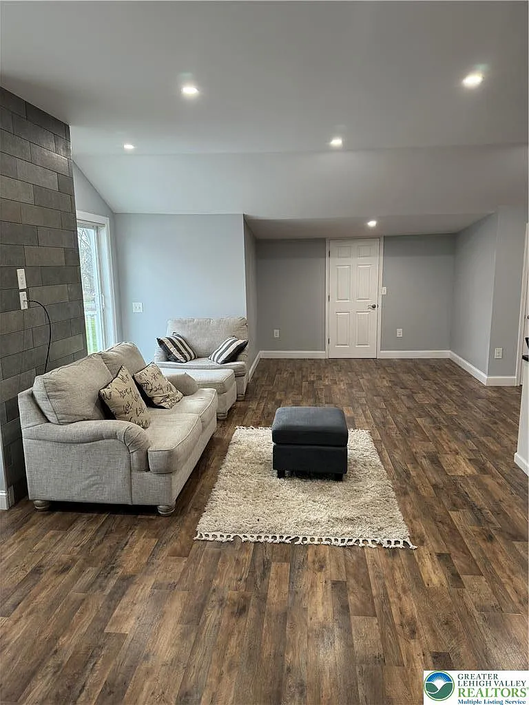 3 bed, 1.5 bath, 2335 sqft, $2,500 — Photo 2