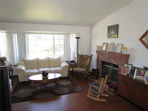 3rd image of 2810 Larkspur Dr