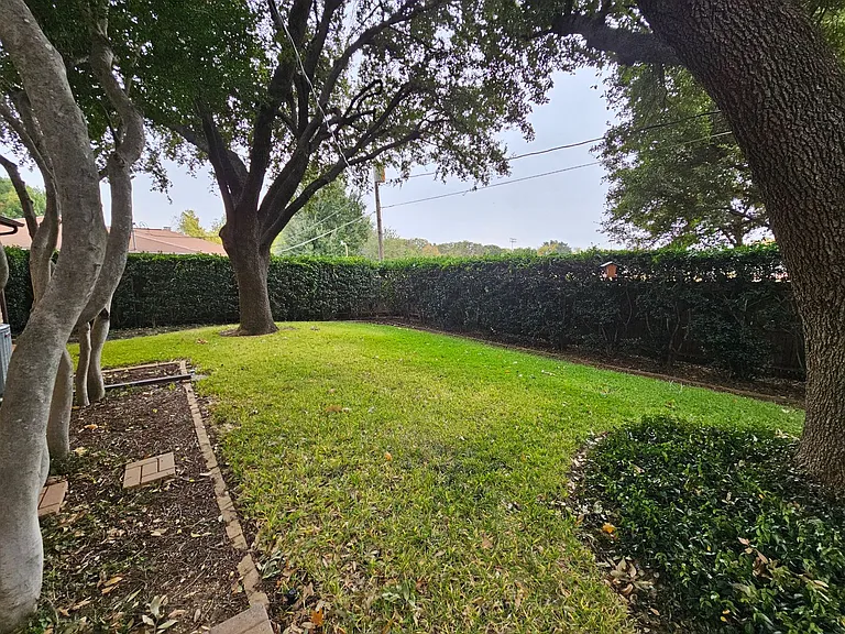 400 Hallmark Dr — Photo 32