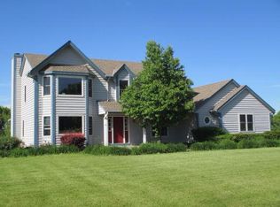 N77W24372 Ridgefield Dr, Lisbon, WI 53089