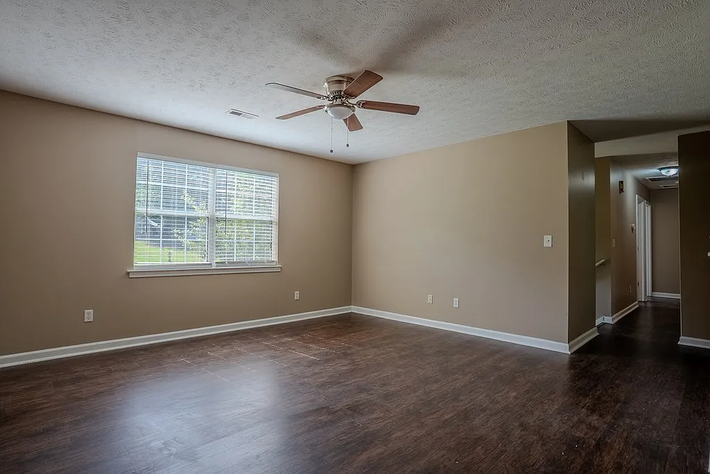 4 bed, 2440 sqft, $2,400 — Photo 2