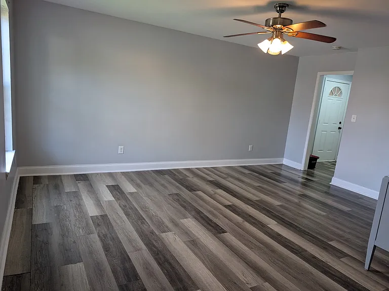 141 Bradford Dr — Photo 2