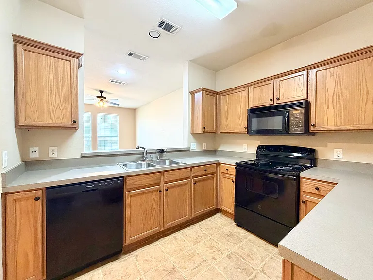 2224 Stonepark Pl — Photo 8