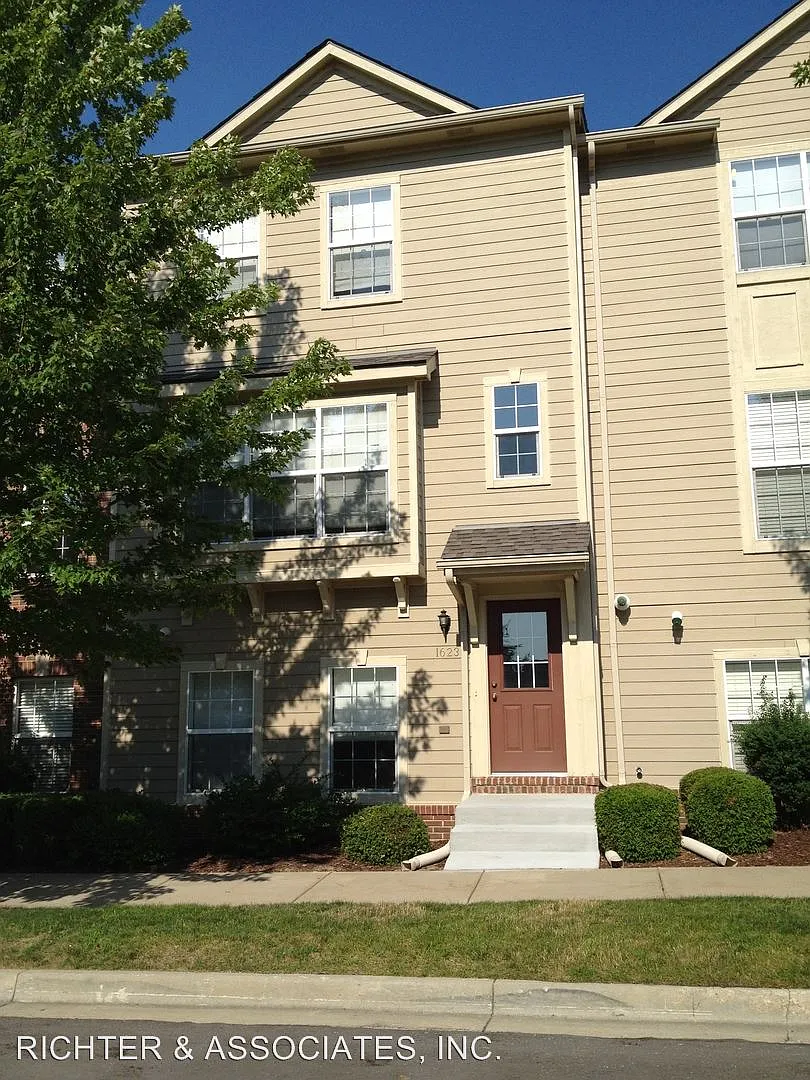 1623 Town Commons Dr photo 1