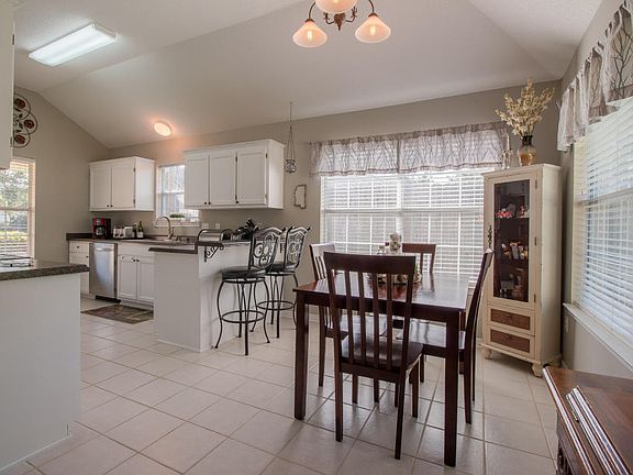 5th image of 303 Woodcrest Dr