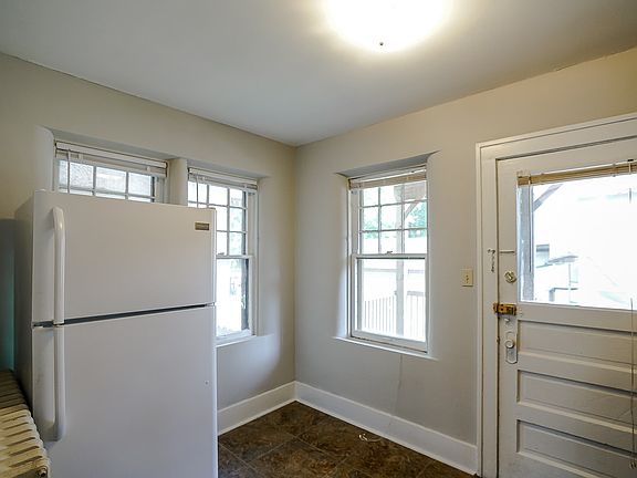 3rd image of 1118 W Bradley Ave Unit 3