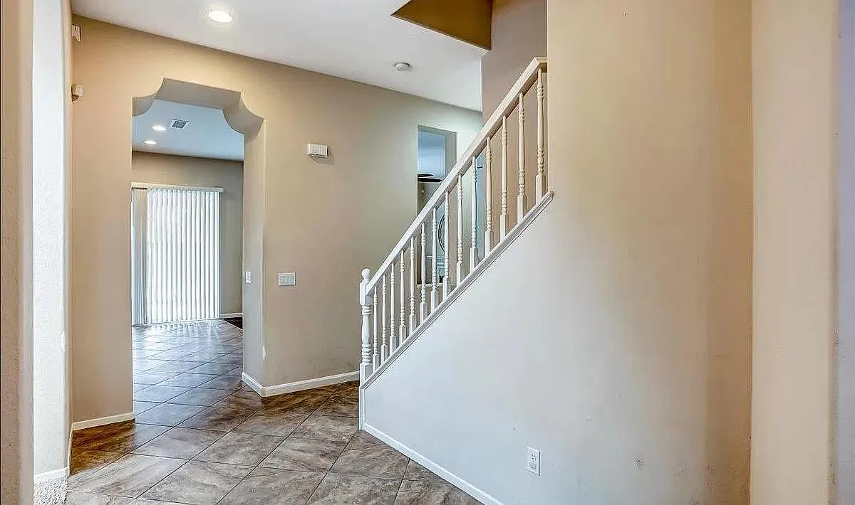 6 bed, 5.5 bath, 3430 sqft, $4,200 — Photo 2