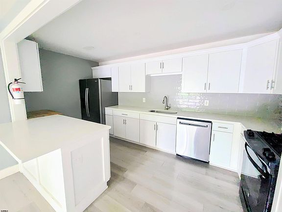 4th image of 156 Sussex Pl #156