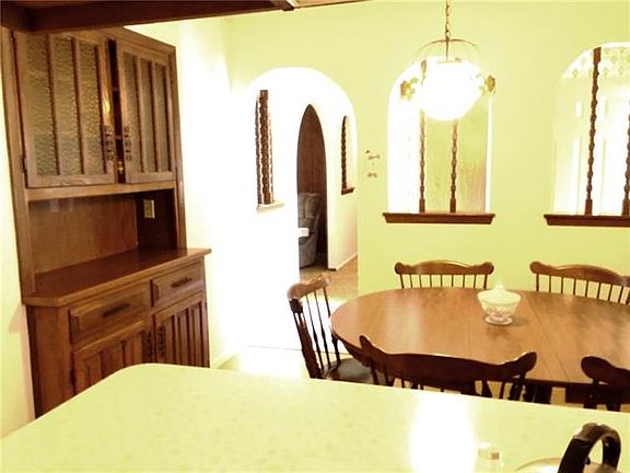 5th image of 914 Meadowdale Cir