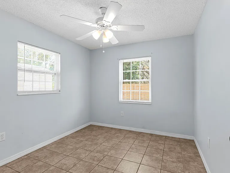 2334 N Roxbury Rd — Photo 12
