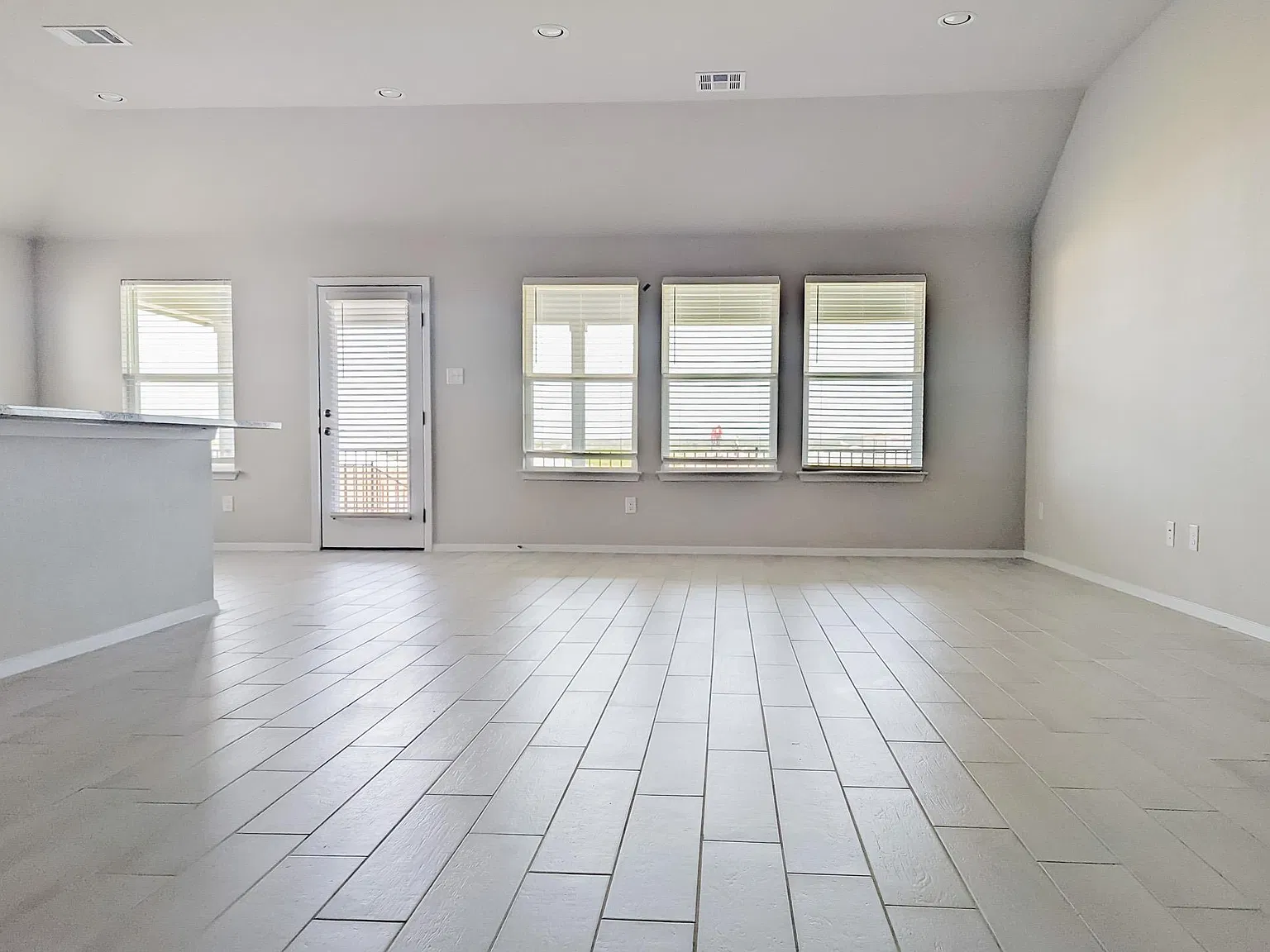3 bed, 2.0 bath, 1567 sqft, $1,875 — Photo 3