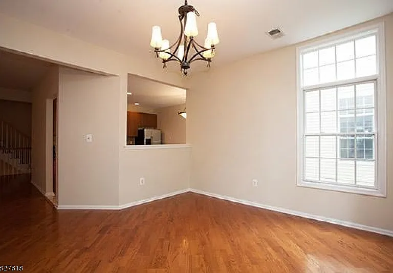 321 Edmonton Ct — Photo 6