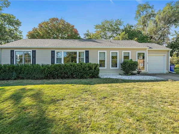 8610 Mackey St, Overland Park, KS 66212