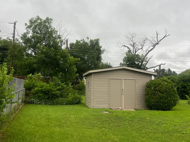 1112 Benbrook Ter — Photo 3