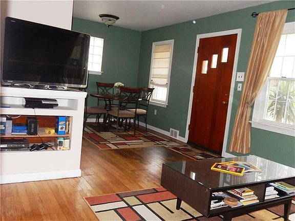 3rd image of 20 Longvue Cir