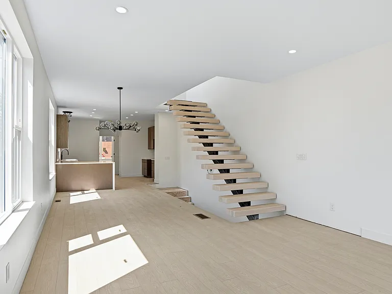 W 37th Ave — Photo 12