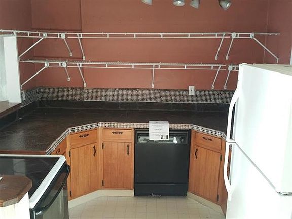 5th image of 610 Bentley Dr