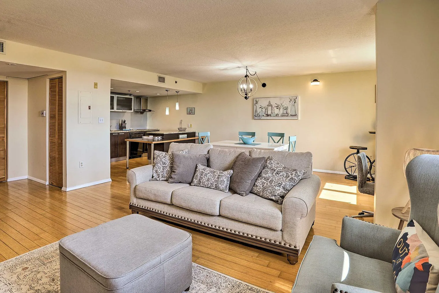 2 bed, 2.0 bath, 1237 sqft, $2,322 — Photo 4