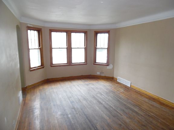 4th image of 7216 S Richmond St