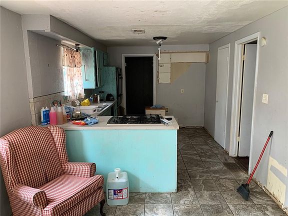5th image of 1120 SW 61st St