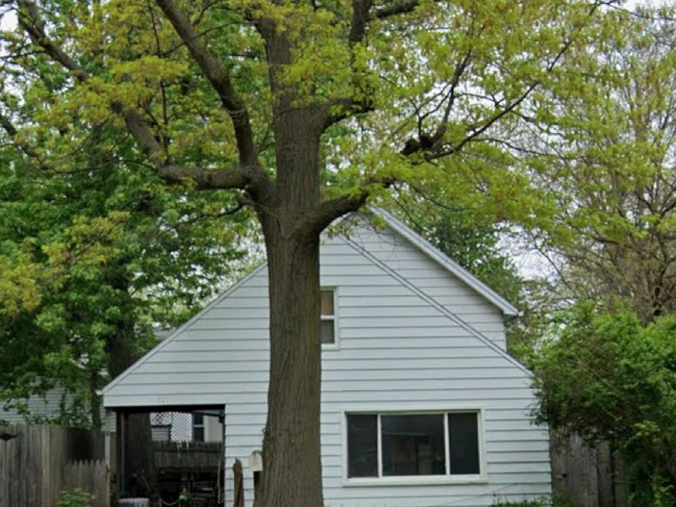1st image of 821 Hawthorn Ave