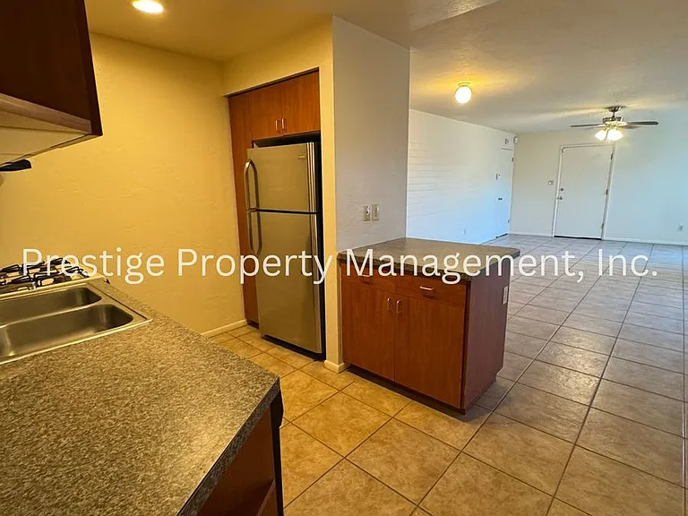 2525 N Alvernon Way #B4 — Photo 4